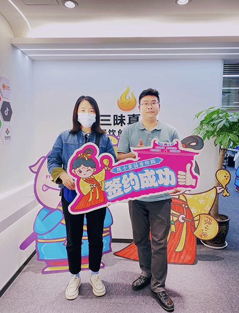 恭喜常女士成功签约陈小蛮蒜香炸鸡品牌总部