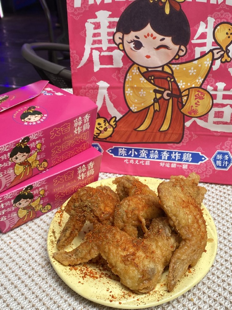 新中式炸鸡蒜香浓烈，更符合国人口味，吃陈小蛮满足感爆棚