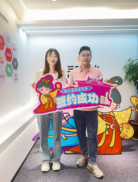 贺|陈小蛮蒜香炸鸡成功抢占甘肃市场！签约庆阳昊鑫时代广场店已落定！